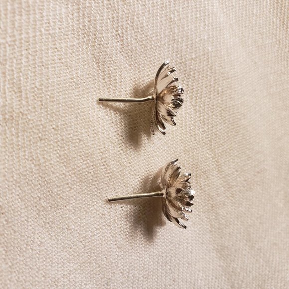 Alex Monroe Chrysanthemum Flower Stud Earrings - Picture 4 of 8